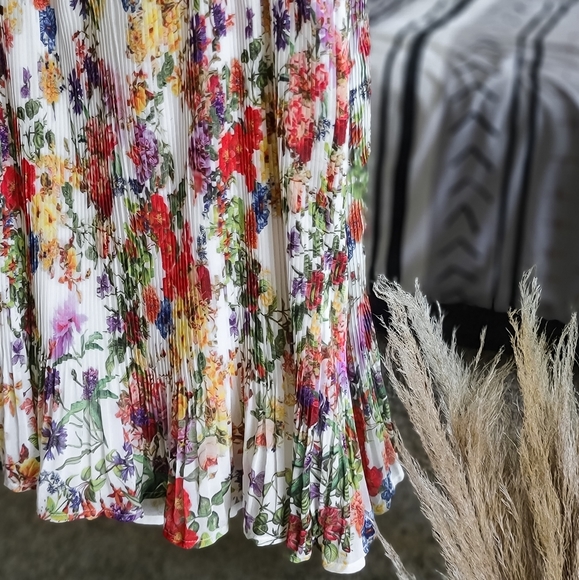 Others Follow Pleated Floral Dress - Picture 4 of 4